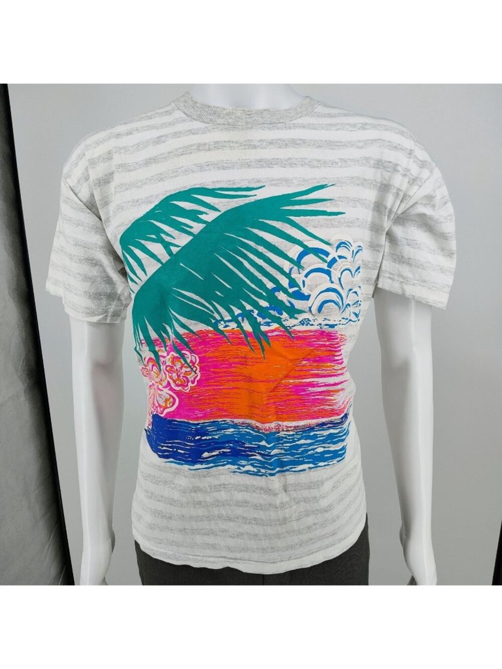 Vintage 1990s The Body Co. Palm Tree Sunset Striped Textured Graphic T-Shirt (M)